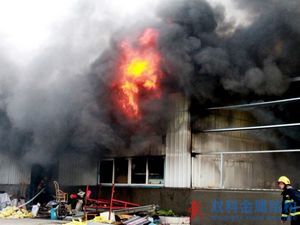 舟山定海一钢结构厂房发生火灾 